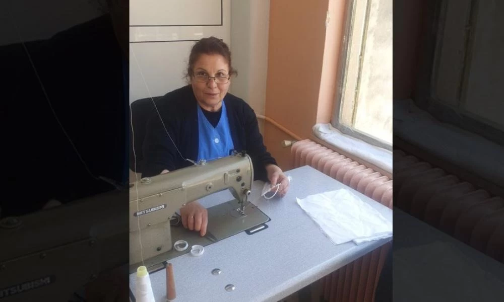 Κορωνοϊός: Οι εργαζόμενοι στο Δρομοκαΐτειο ξέμειναν από μάσκες και τις... ράβουν μόνοι τους